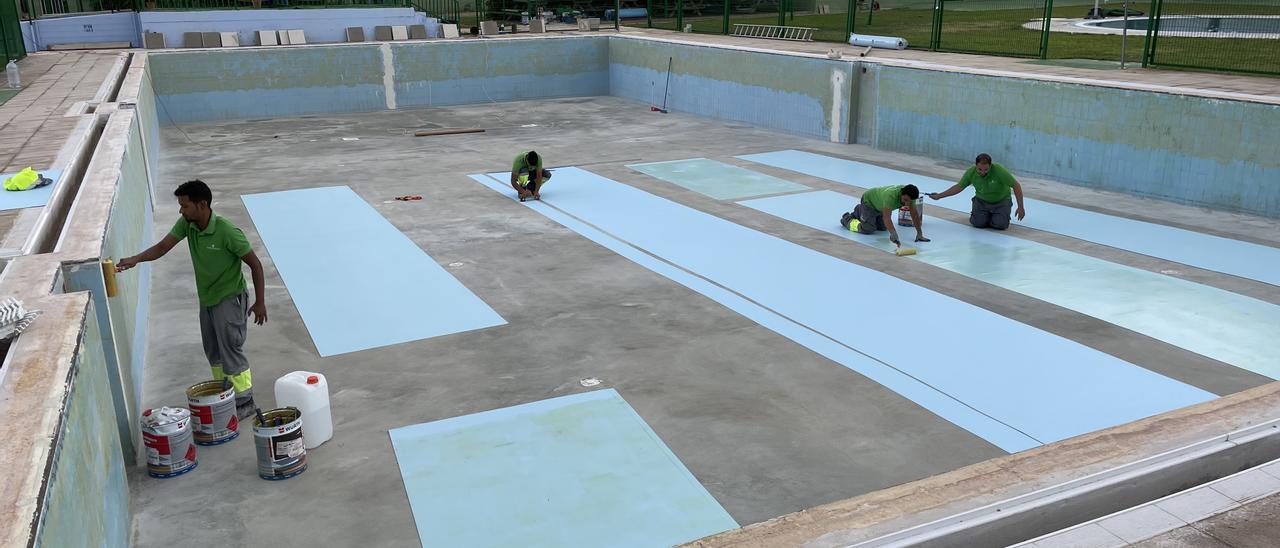 Empleados de Jardinería Sara trabajan en la piscina municipal de Cordobilla de Lácara (Badajoz),  abierta al público el pasado día 2.