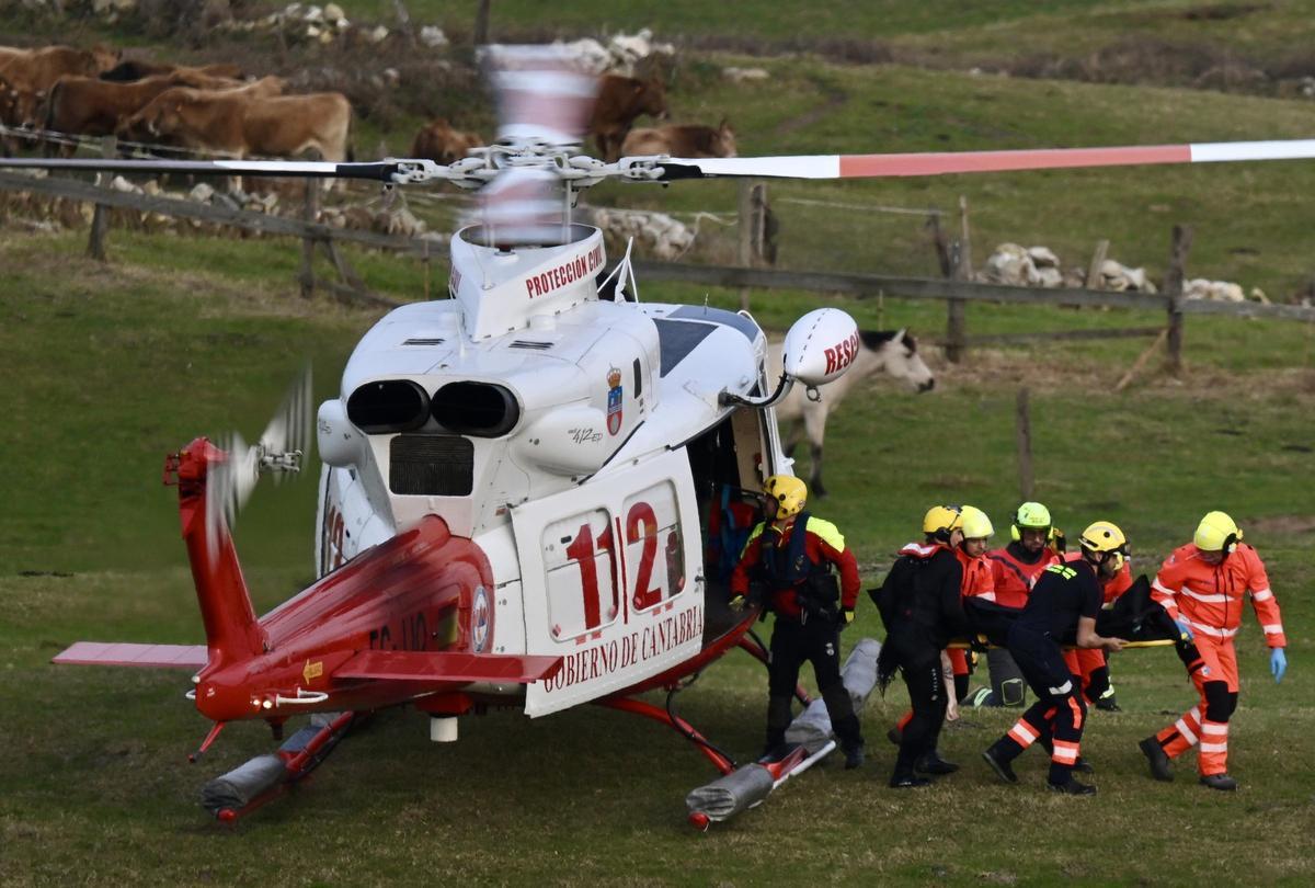 Equipos de rescate trabajan en el lugar de los hechos, a 3 de marzo de 2026, en la playa de El Bocal, Santander