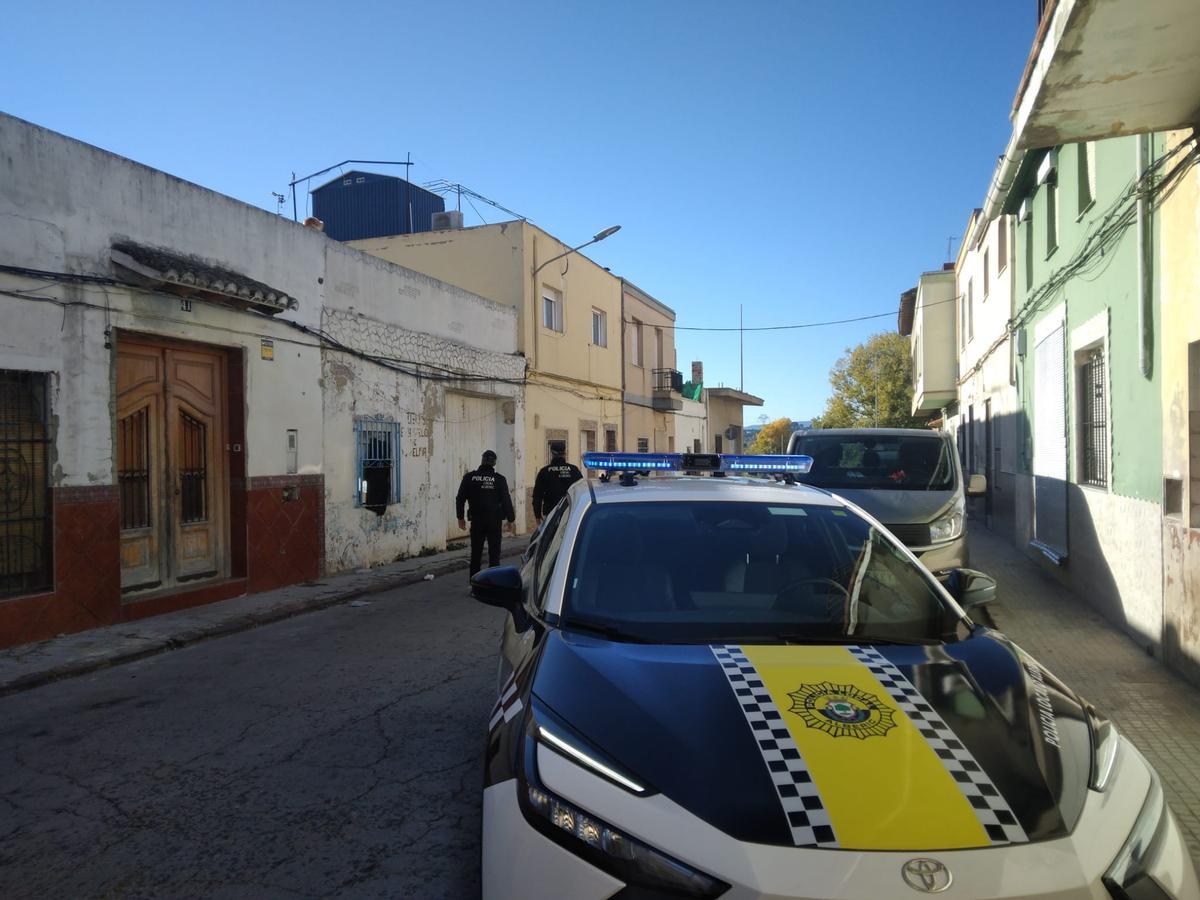 Efectivos de la Policía Local de Alberic desplegados este viernes por el barrio.