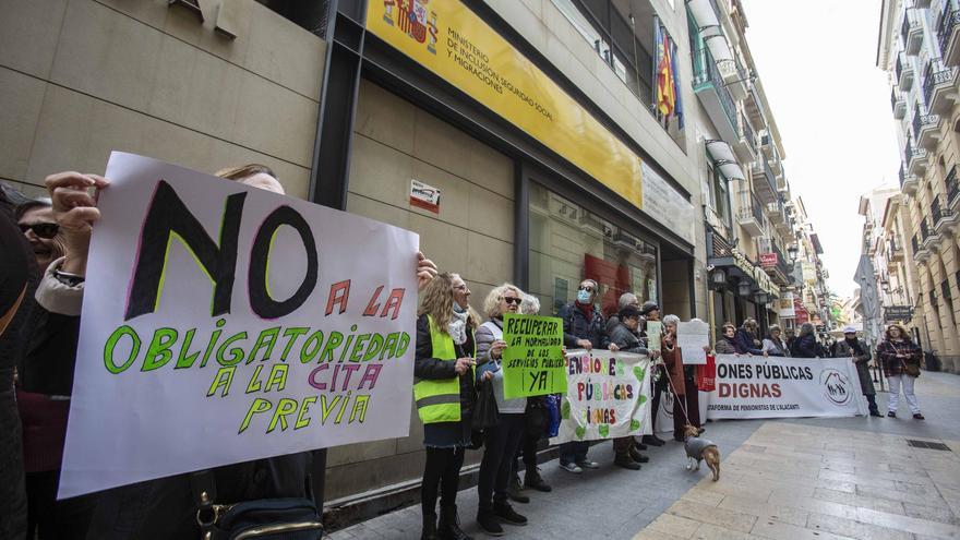 Los pensionistas de Alicante se rebelan contra la cita previa en la  Seguridad Social - Información