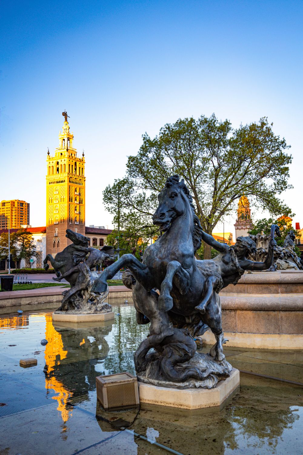Fuente de J.C. Nichols Memorial con la réplica de la Giralda de fondo.