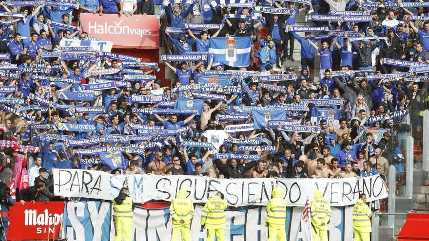 Aficionados azules durante el partido de la primera vuelta en El Molinón.