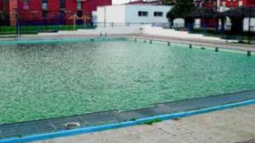 Los fallos que tiene la piscina de verano obligan a hacer otra