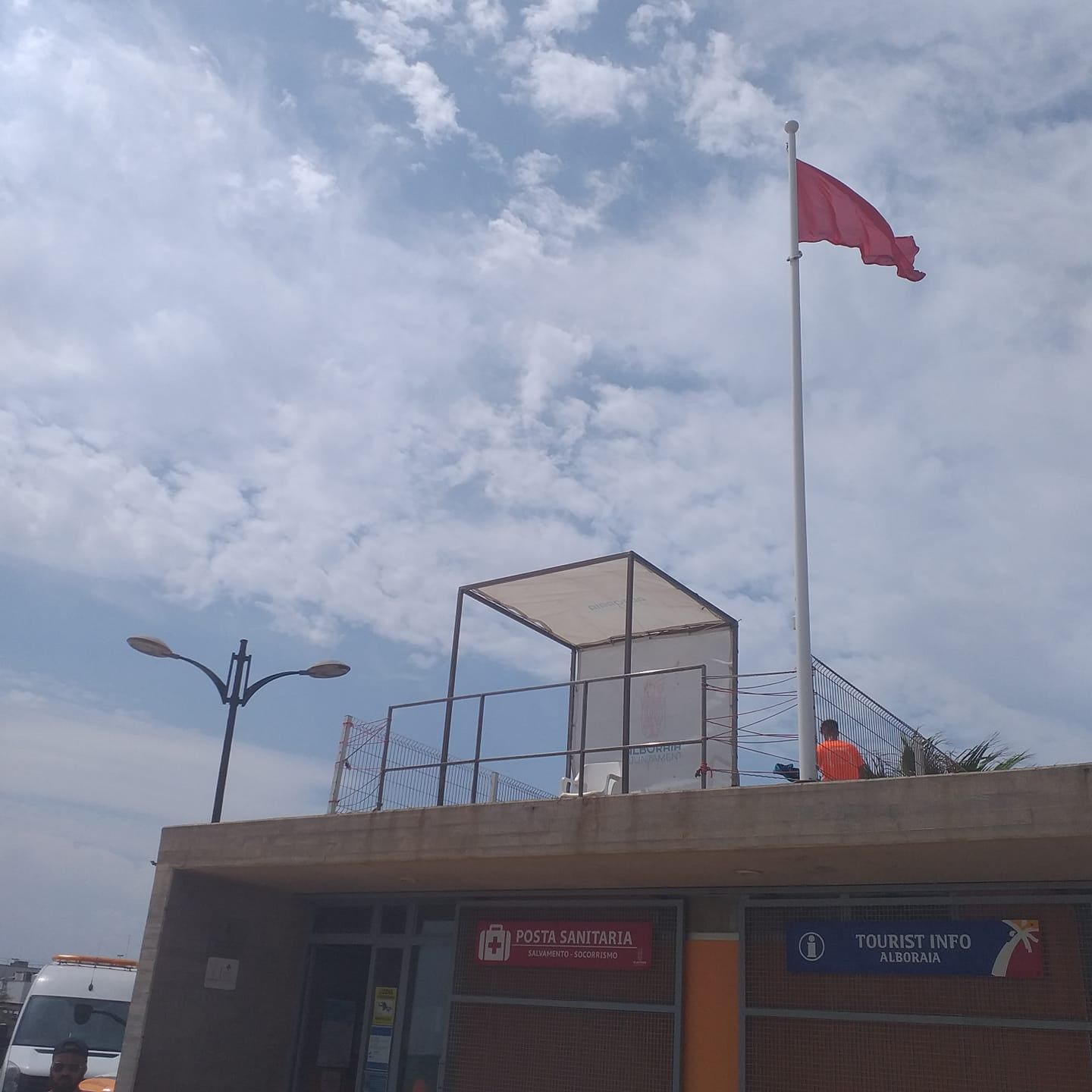 Bandera roja en la posta de Port Saplatja.