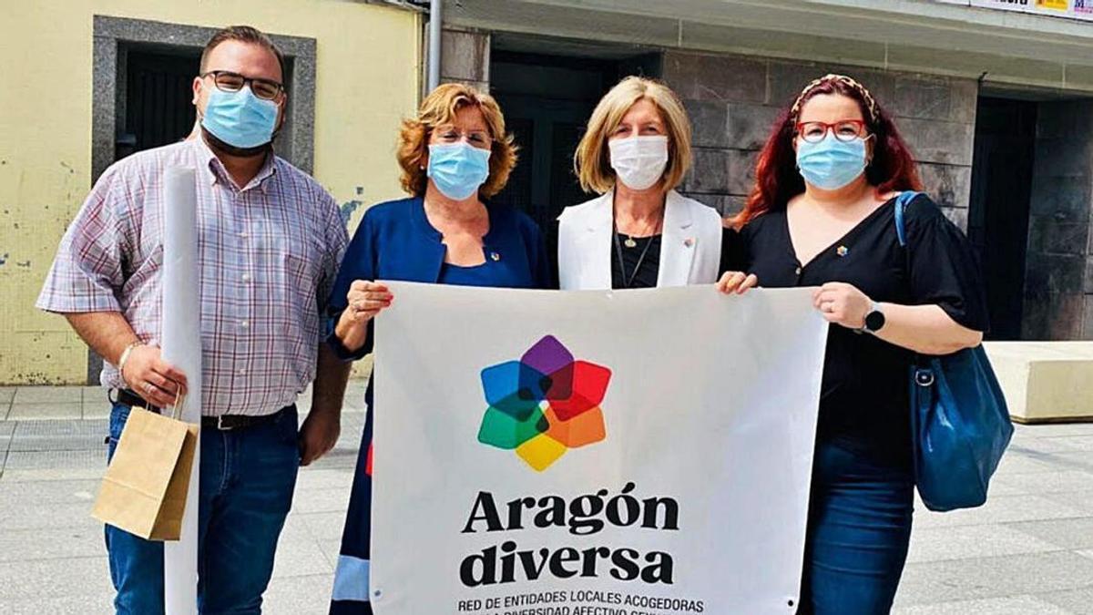 Los representantes municipales de Pinseque, Pedrola y Grisén, junto a la consejera María Victoria Broto. | SERVICIO ESPECIAL