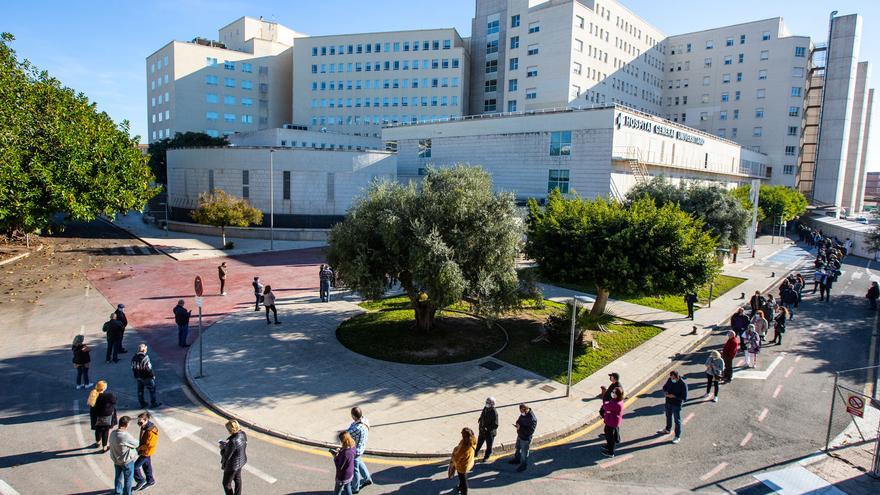 Colas para vacunar con cita en el Hospital General Universitario de Alicante