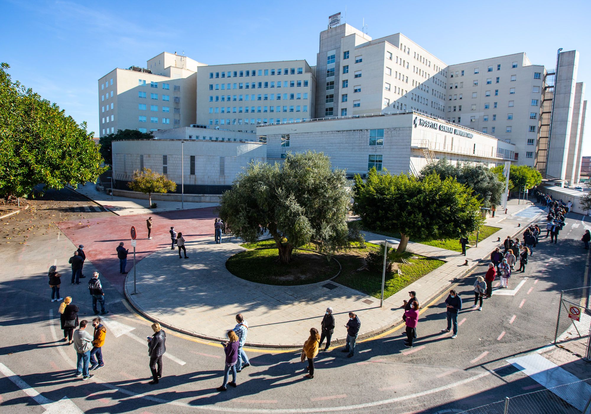 Colas para vacunar con cita en el Hospital General Universitario de Alicante