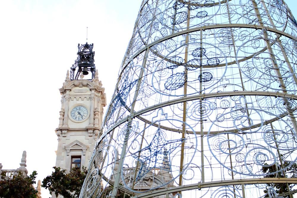 Montaje del árbol de navidad del ayuntamiento