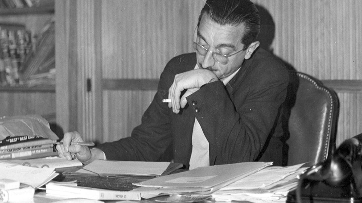 Joan Fuster treballant