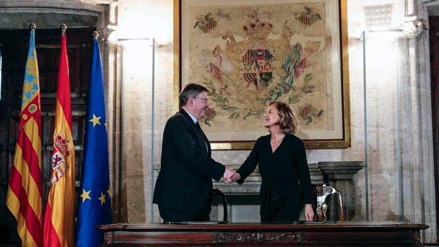 El president de la Generalitat, Ximo Puig, y la vicepresidenta de la Fundación Amancio Ortega, Flora Pérez, firman el convenio de colaboración.