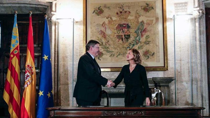 El president de la Generalitat, Ximo Puig, y la vicepresidenta de la Fundación Amancio Ortega, Flora Pérez, firman el convenio de colaboración.
