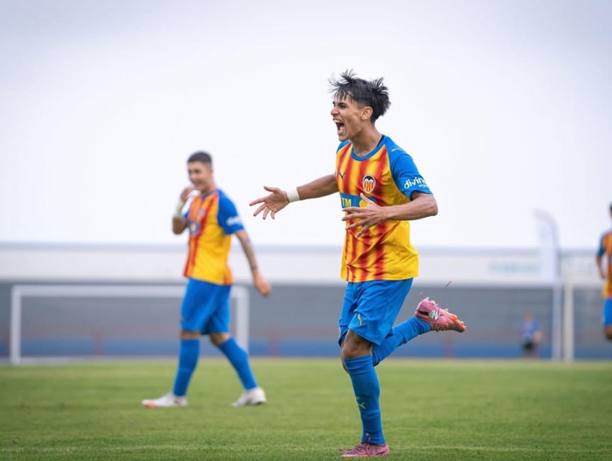 Marc Martínez celebra un gol con el Valenci CF