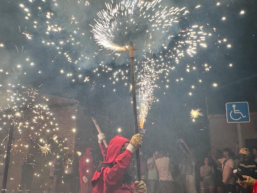 Las Fiestas del Carmen de El Campello arrancan con un multitudinario Correfocs