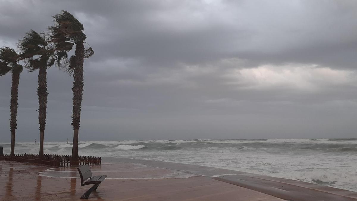 Die Meerespromenade in Es Molinar am Donnerstagnachmittag während des Sturms.