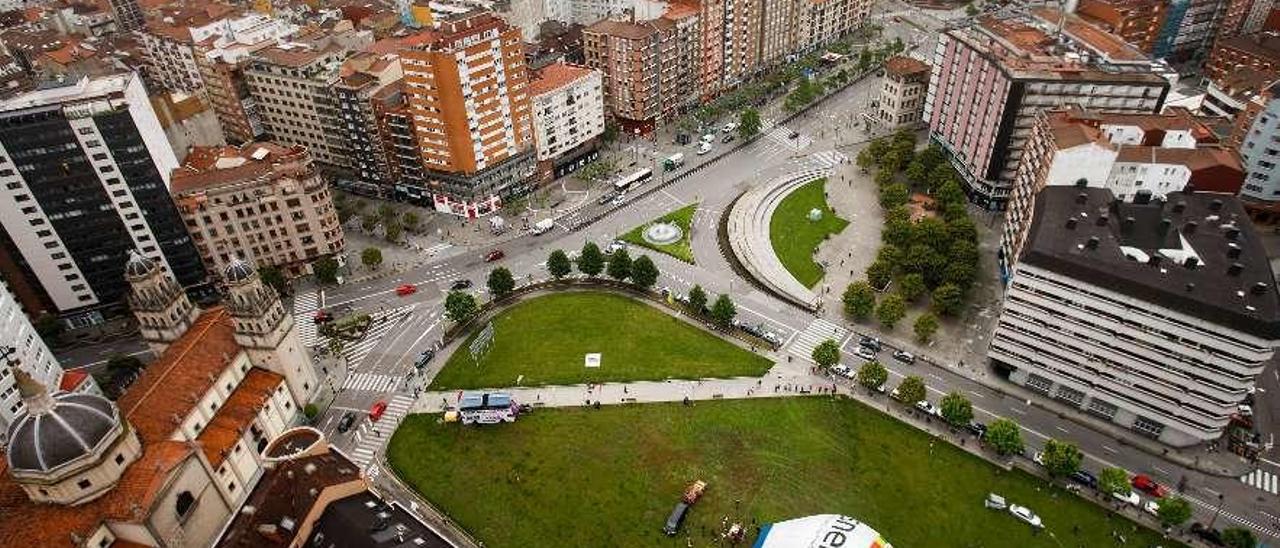 En primer término, zona verde urbanizada en el &quot;solarón&quot;, durante uno de los eventos lúdicos que acoge.