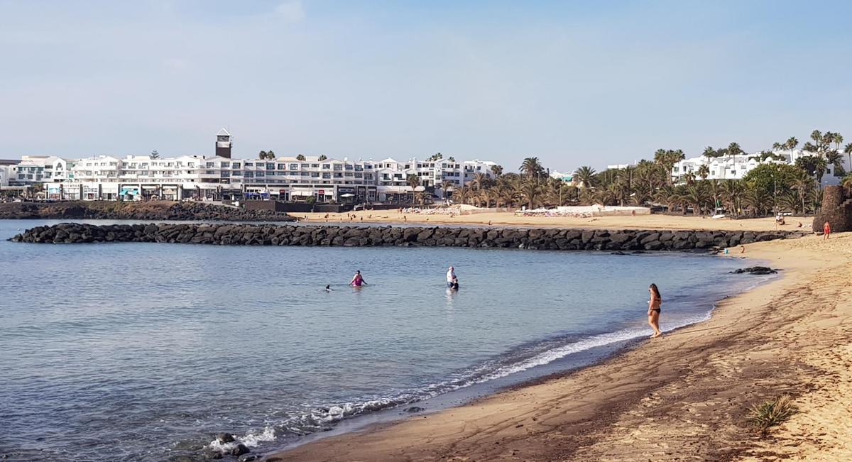 Tiempo en Canarias: ligera calima en la playa de Las Cucharas, en Costa Teguise, el lunes 17 de octubre de 2022.
