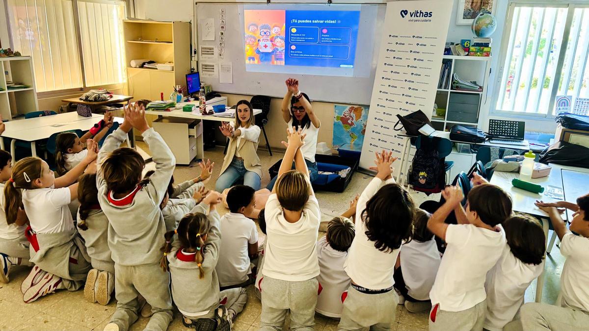 El nuevo taller del programa Vithas Aula Salud Colegios, dirigido a niños de entre 6 y 8 años, sirvió para mostrar maniobras básicas de RCP y primeros auxilios.