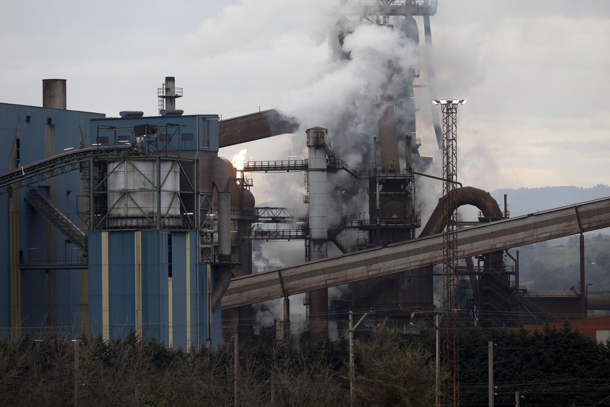 EN IMÁGENES: Un incendio obliga a evacuar el horno alto A de Arcelor en Gijón