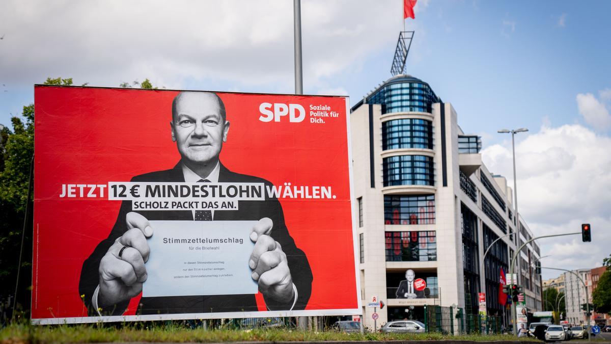 Wahlplakat der SPD vor dem Willi-Brandt-Haus in Berlin