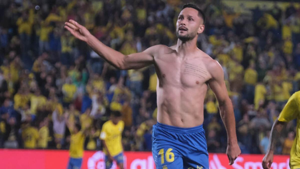 Florin Andone festeja su tanto ante el Tenerife, junto a Viera.