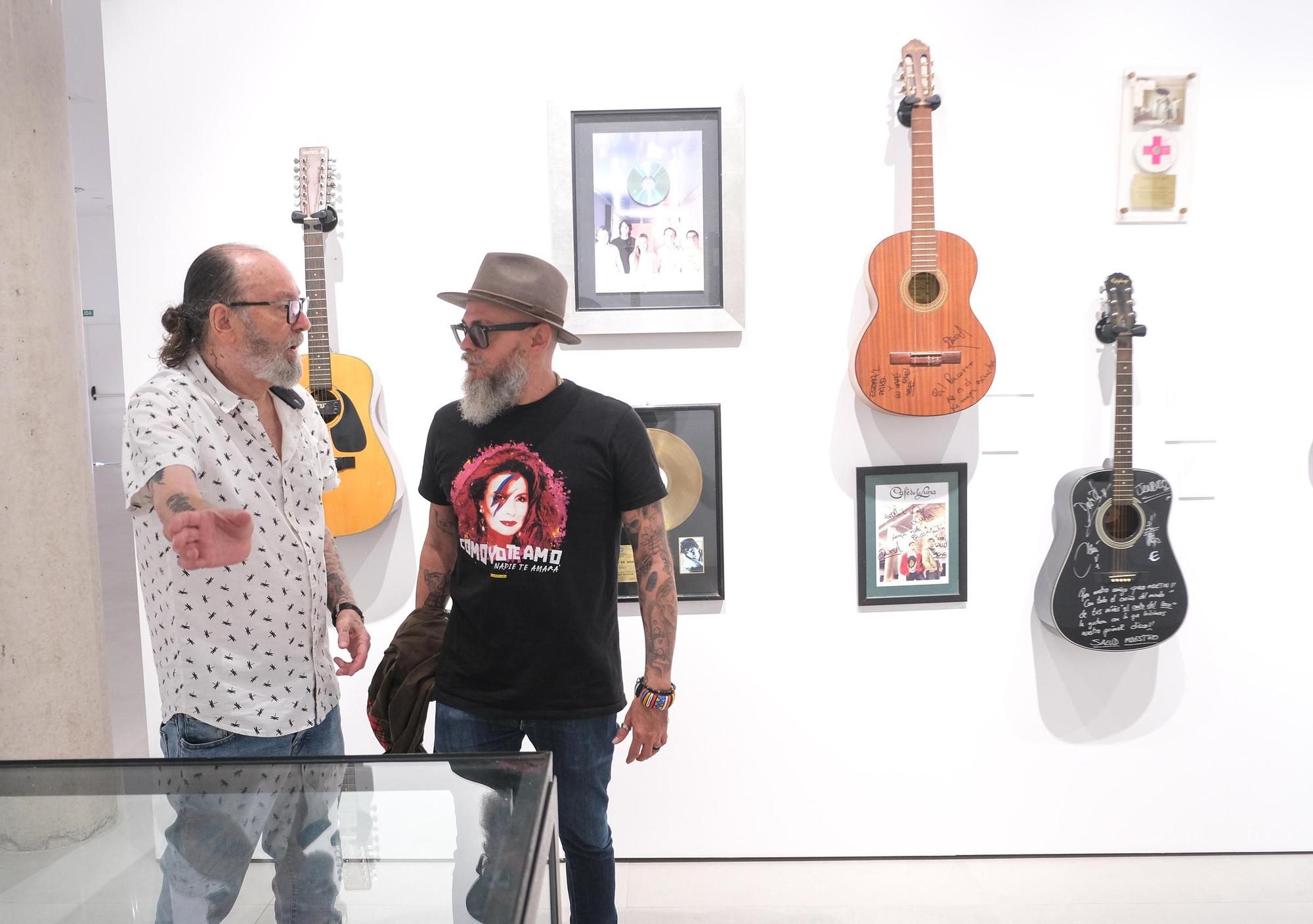 Ráfagas musicales de los 80 y 90 en Aspe: desde la camisa de Nacho Garcia de Nacha Pop a la guitarra de Santana