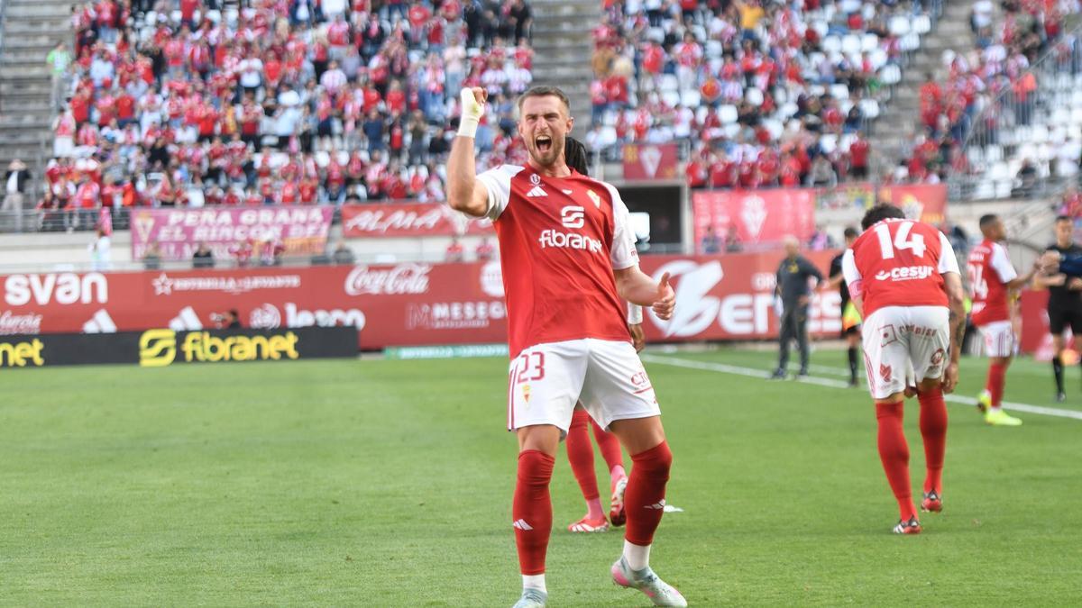Flakus celebra el gol del Real Murcia ante el Villarreal B
