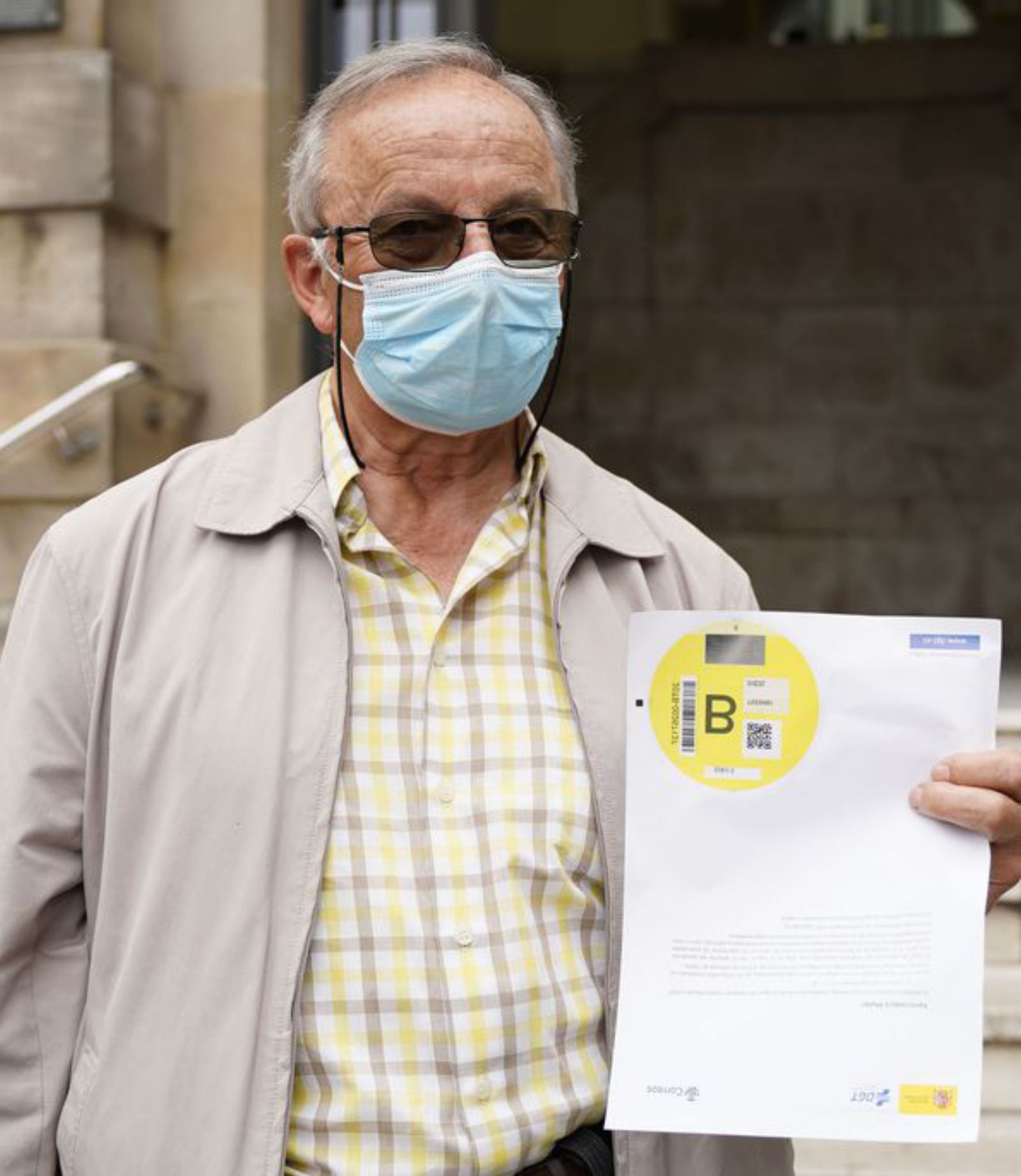 Francisco Cabranes muestra su etiqueta ambiental tras salir ayer de las dependencias centrales de Correos en la ciudad. | |  IRENE SIRGO