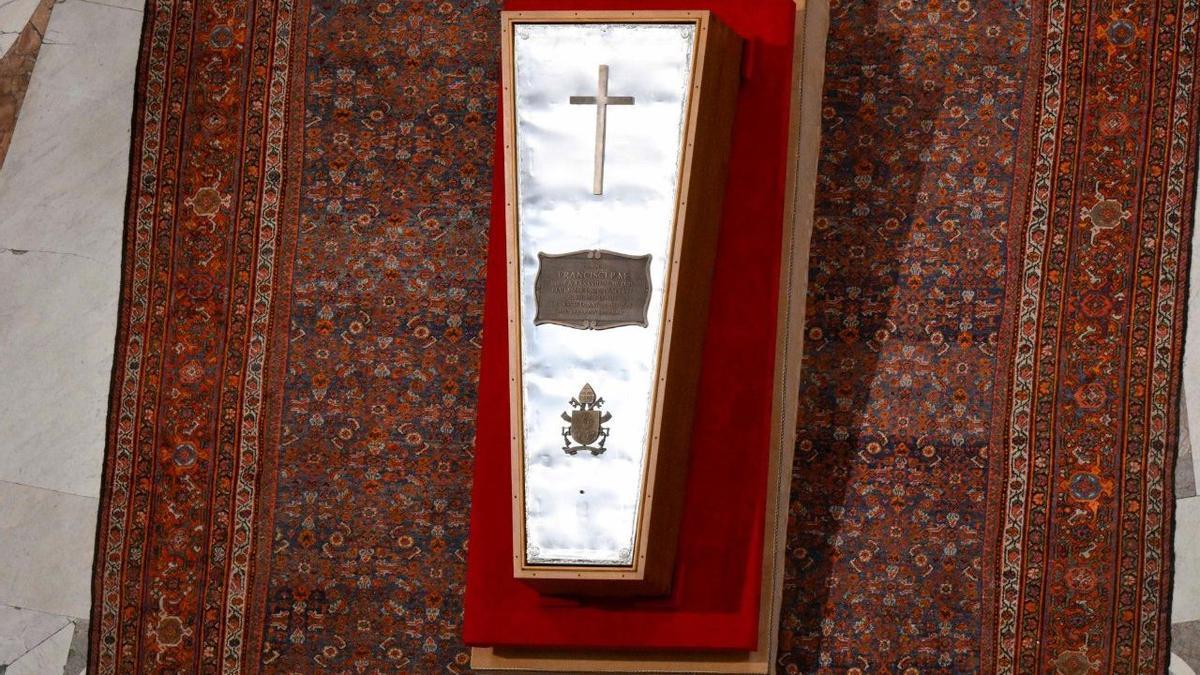 El ataúd del Papa Francisco, en la Basílica de San Pedro, a 25 de abril de 2025, en Ciudad del Vaticano.