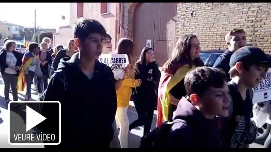 Alumnes de l&#039;Institut Castelló d&#039;Empúries es manifesten pels carrers del municipi