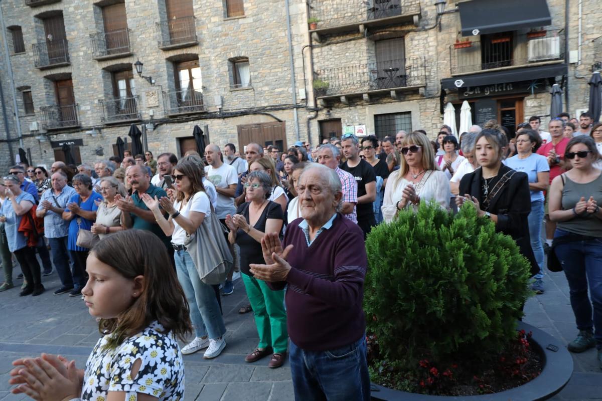 Minuto de silencio en Boltaña por el asesinato del hijo de un miembro de La Ronda de Boltaña