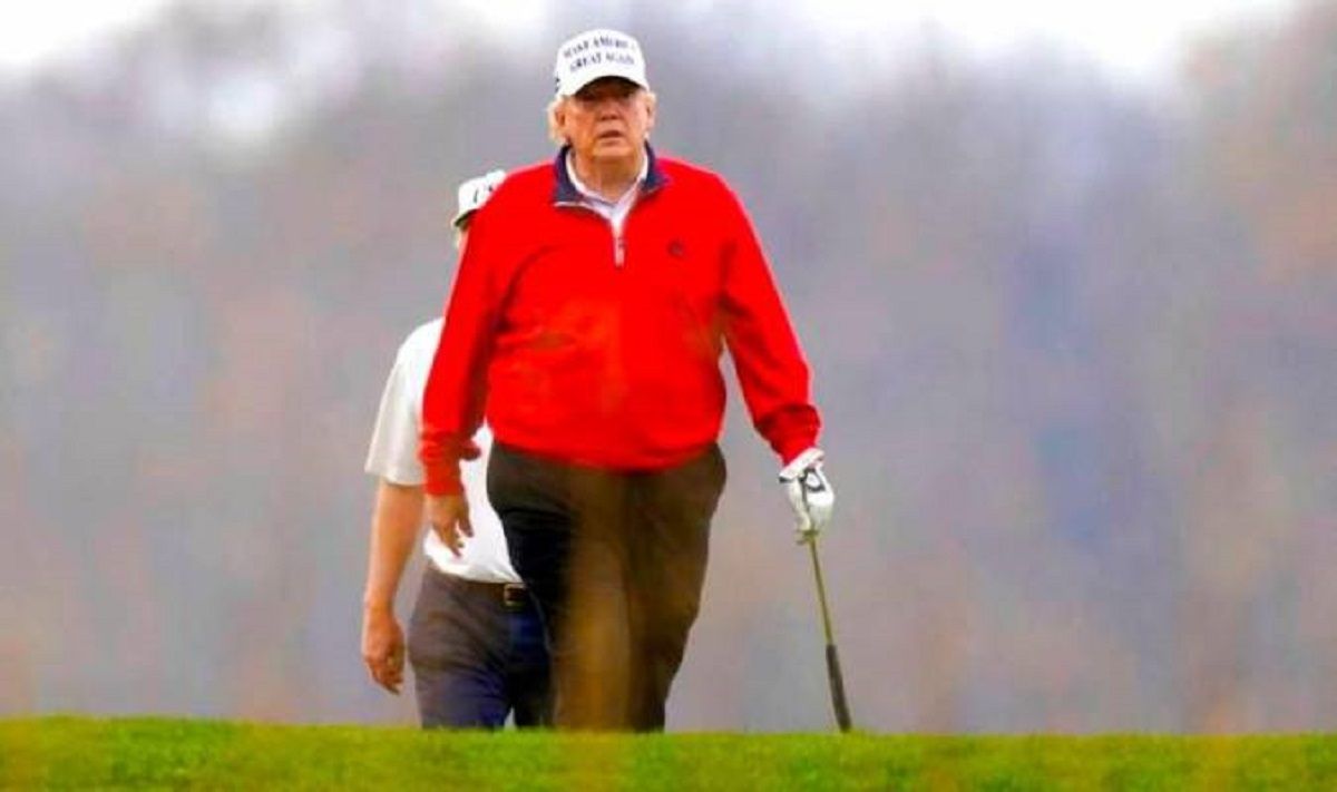 Trump, en una imagen de archivo jugando al golf.