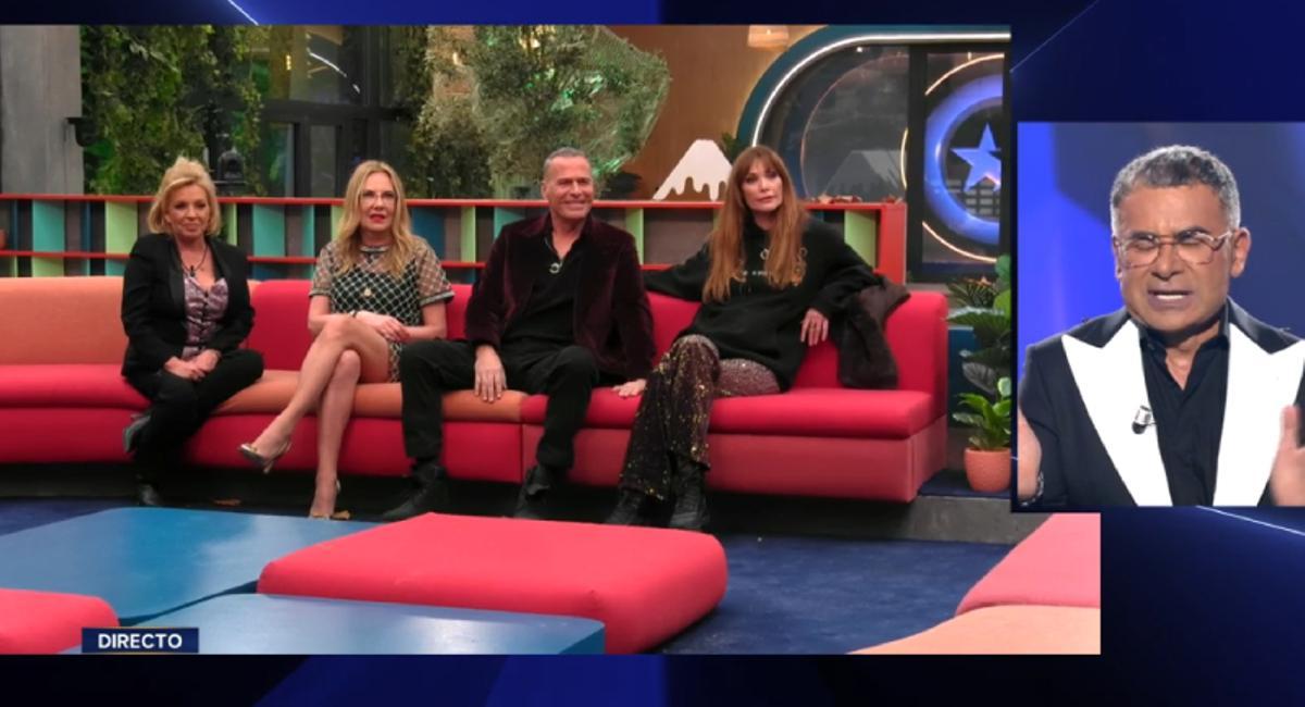 Carmen Borrego, Belén Ro, Carlos Lozano y Cristina en el sofá de 'Gran Hermano DUO'