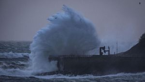Vista del oleaje este domingo en San Sebastián, que se encuentra en situación de alerta naranja por impacto de olas en costa. La lluvia y los fuertes vientos que soplan este sábado en Gipuzkoa han causado numerosas incidencias en el territorio, aunque ninguna de gravedad. EFE/Javier Etxezarreta. añade textos y foto
