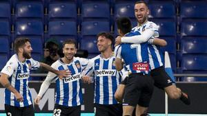 Darder celebra su gol abrazándose con Wu Lei, este domingo en Cornellà.