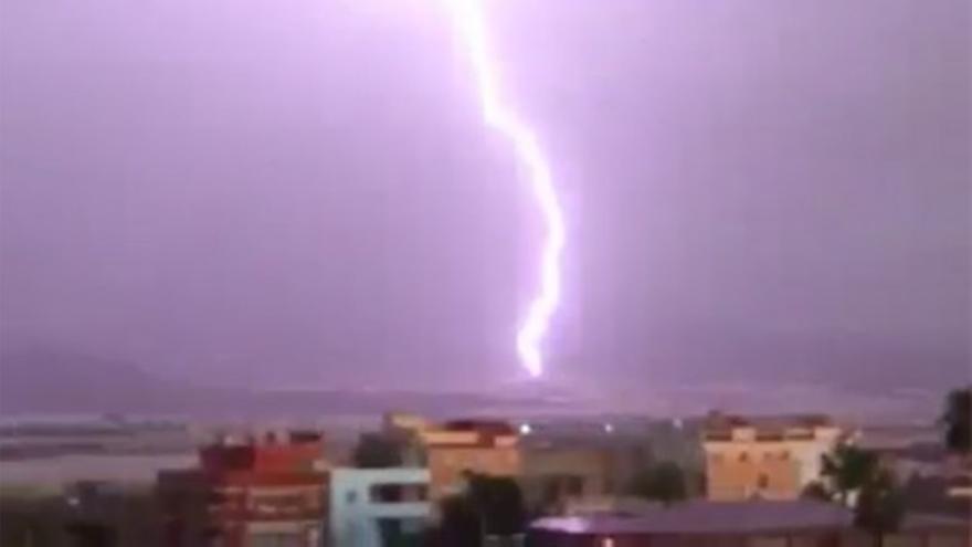 La tormenta deja rayos y truenos en Gáldar, Gran Canaria