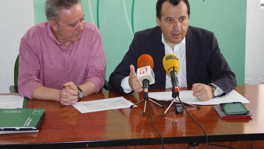 Ruiz Espejo (derecha), informando sobre las ayudas.