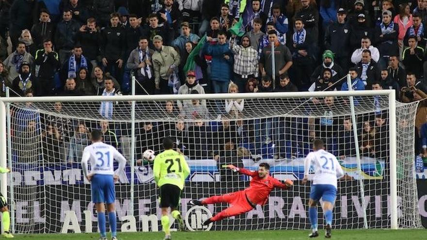 Denys Boyko, portero del Málaga, recibe el tercer gol del Córdoba el pasado martes.