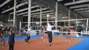Acció de joc entre assistents al Saló del Manga i jugadores del programa ARC de Voleibol