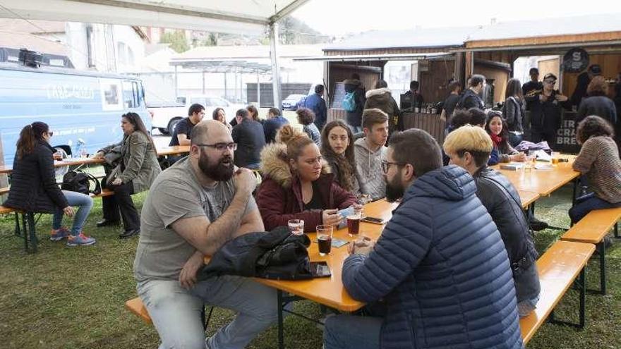 Asistentes al Festival de la Cerveza.