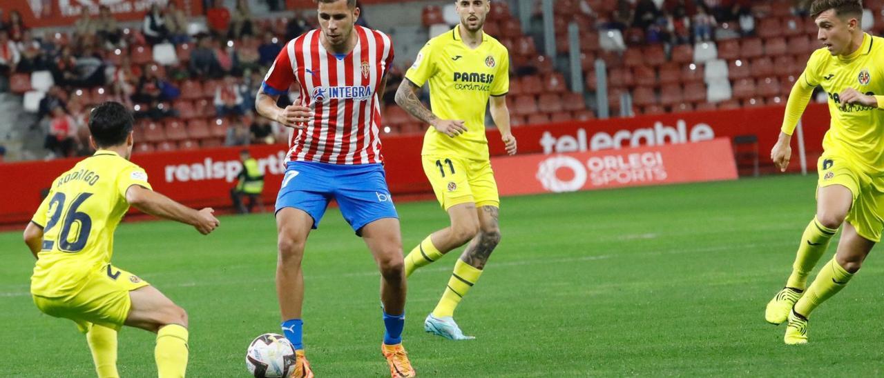 Christian Rivera, en el centro, en el partido contra el Villarreal B en El Molinón. | Á. González