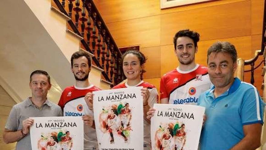 Fernando Sierra, Adrián Varela,Natasha Lee, Daniel Villamil y José Ramón Tuero en la presentación del trofeo.