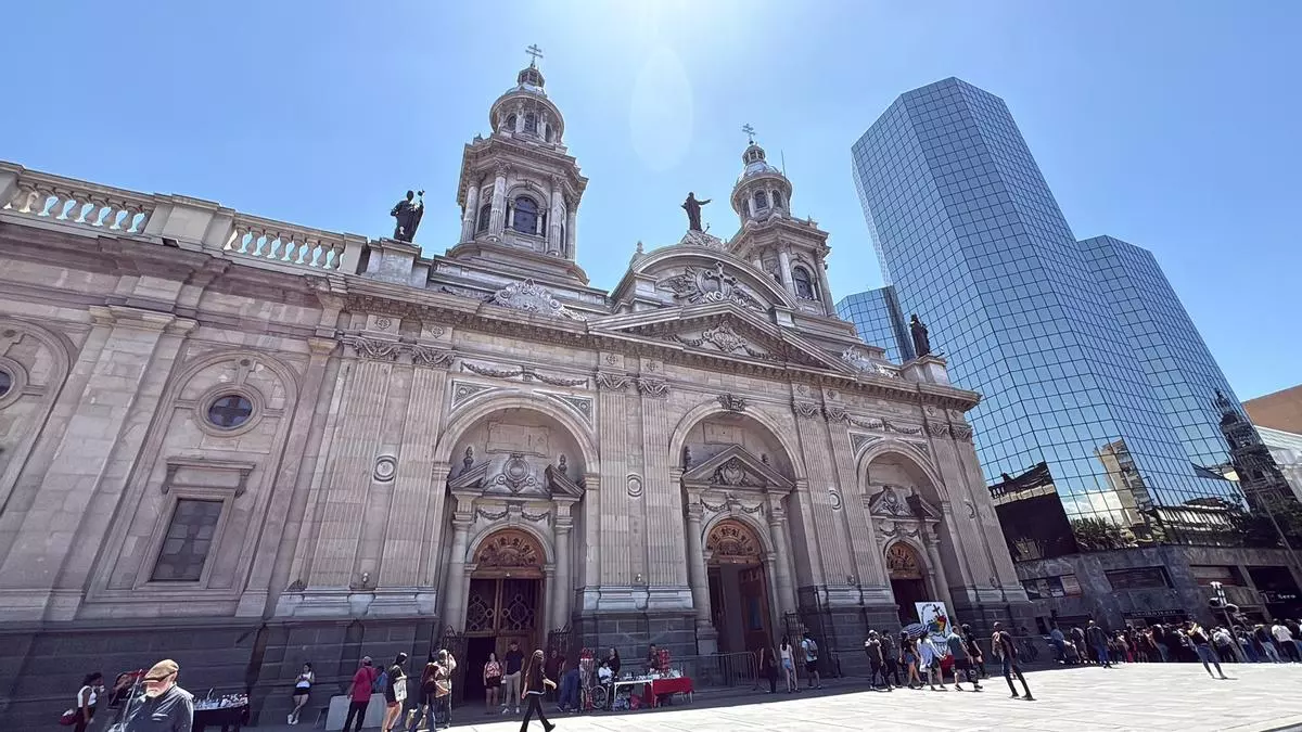 Santiago de Chile visto por el cacereño Carlos Ortiz: entre el recuerdo de Pinochet y la sombra de un narco