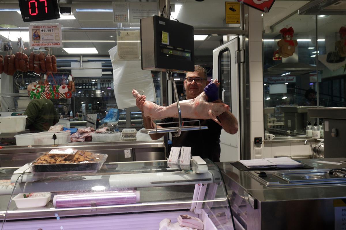 COMPRAS NAVIDEÑAS EN EL MERCADO DEL OLIVAR. MANU MIELNIEZUK