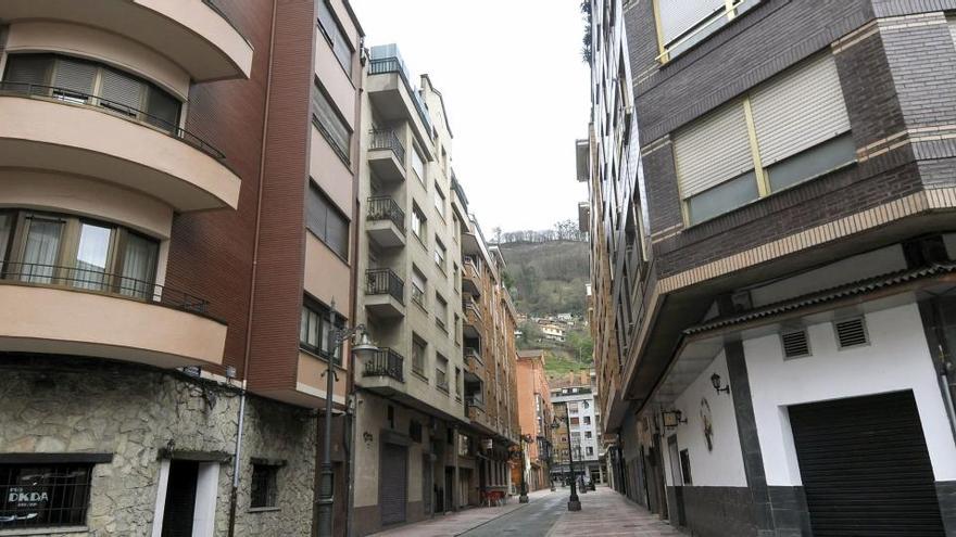 Detenido en una terraza tras conducir por una peatonal de Mieres sin carné