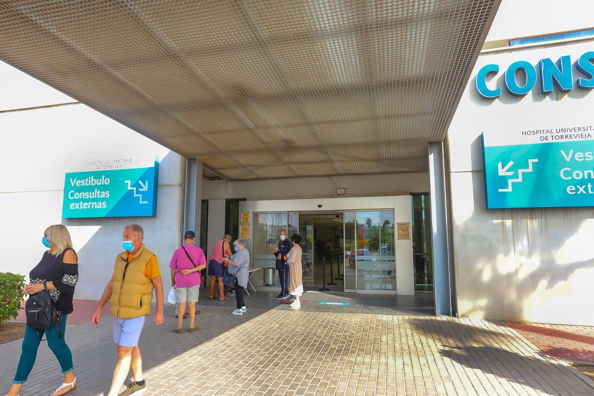 Acceso a consultas externas del Hospital Universitario de Torrevieja