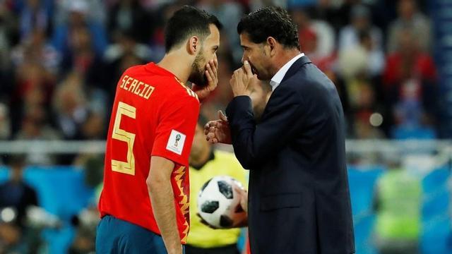 Hierro y Busquets charlan durante el duelo de España contra Marruecos en Kaliningrado.