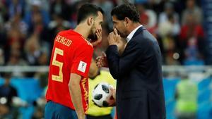 Hierro y Busquets charlan durante el duelo de España contra Marruecos en Kaliningrado.