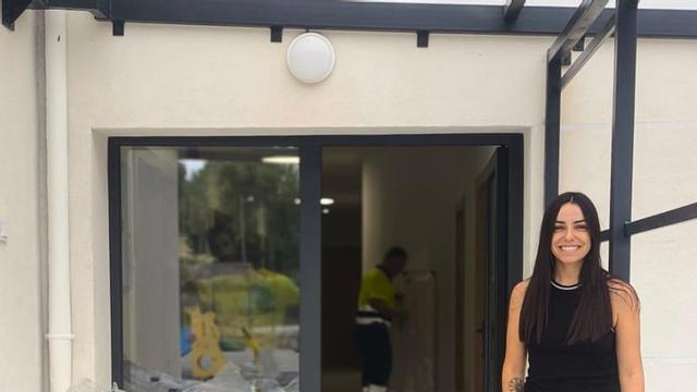 Arriba, Celia López, en La Luz, mientras dotan a la nueva escuelina de mobiliario. Debajo, La obra de la nueva escuelina de San Jorge de Heres. | A. E.