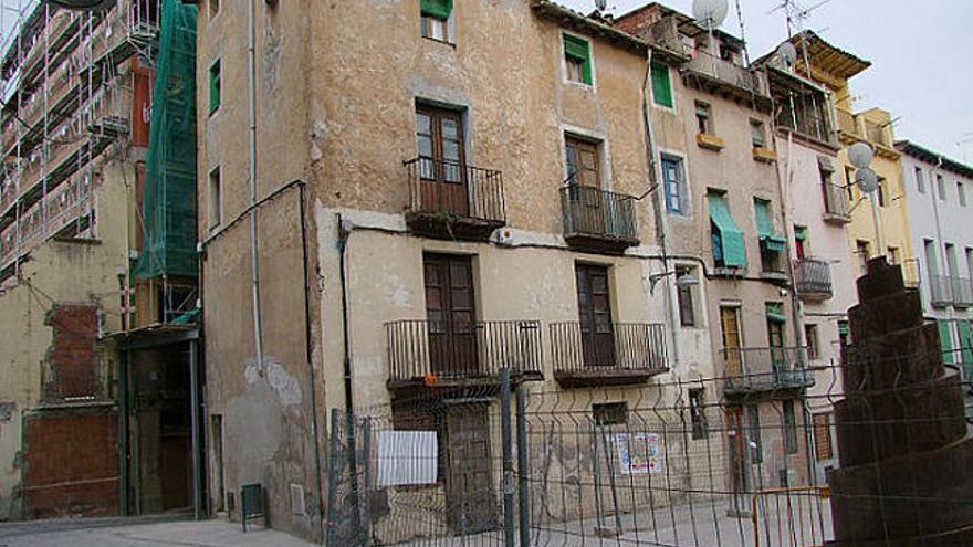 L&#039;edifici de ca la Buera a la plaça Capdenmàs.