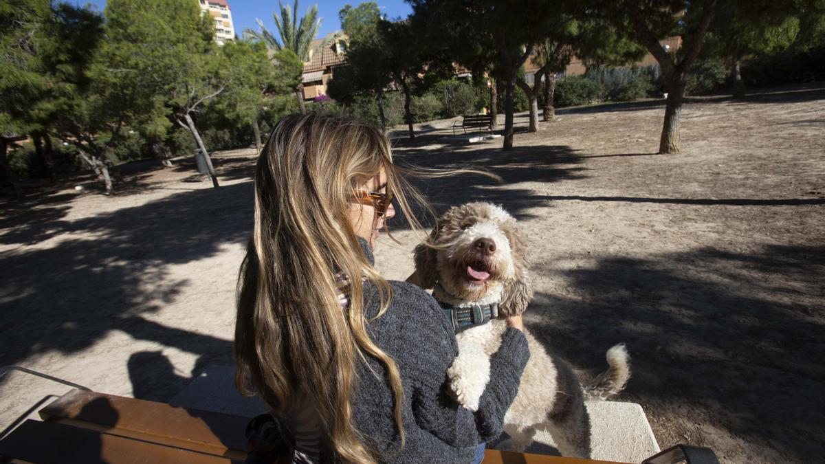 Un perro junto a su dueña en el nuevo parque del Cabo de las Huertas.